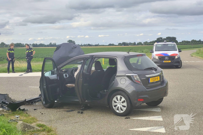 Ongeval met twee auto's zorgt voor aanzienlijke schade