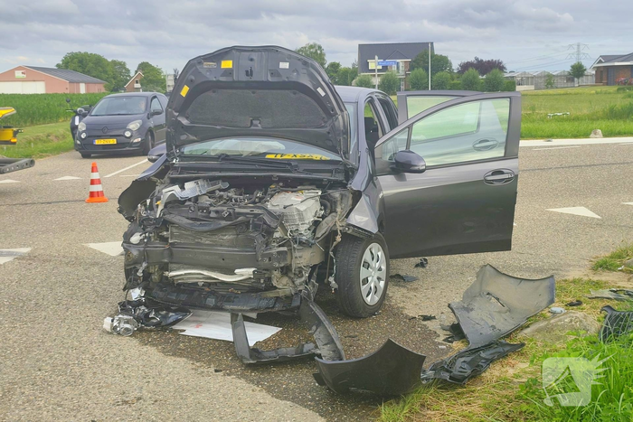 Ongeval met twee auto's zorgt voor aanzienlijke schade
