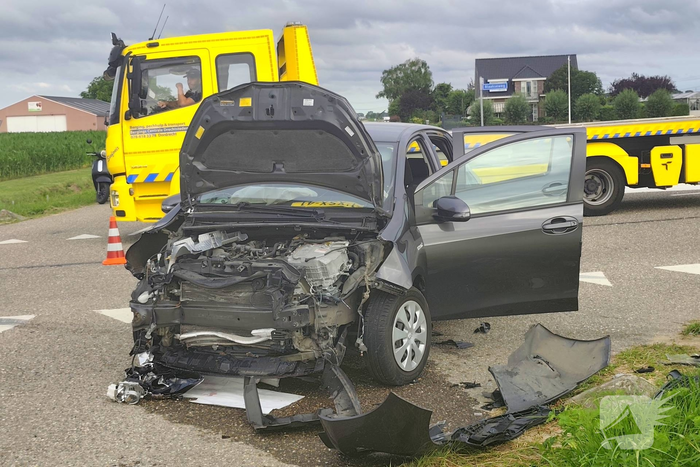 Ongeval met twee auto's zorgt voor aanzienlijke schade