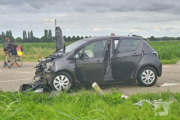 Ongeval met twee auto's zorgt voor aanzienlijke schade