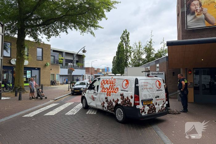 Aanrijding tussen vrachtwagen en bestelbus leidt tot gewonde
