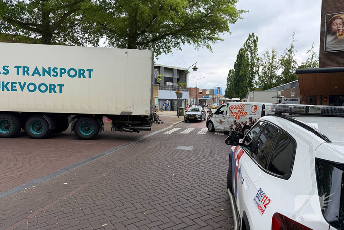 Aanrijding tussen vrachtwagen en bestelbus leidt tot gewonde
