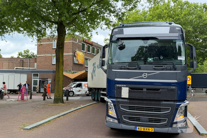 Aanrijding tussen vrachtwagen en bestelbus leidt tot gewonde