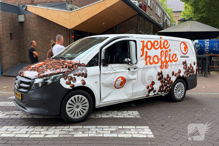Aanrijding tussen vrachtwagen en bestelbus leidt tot gewonde