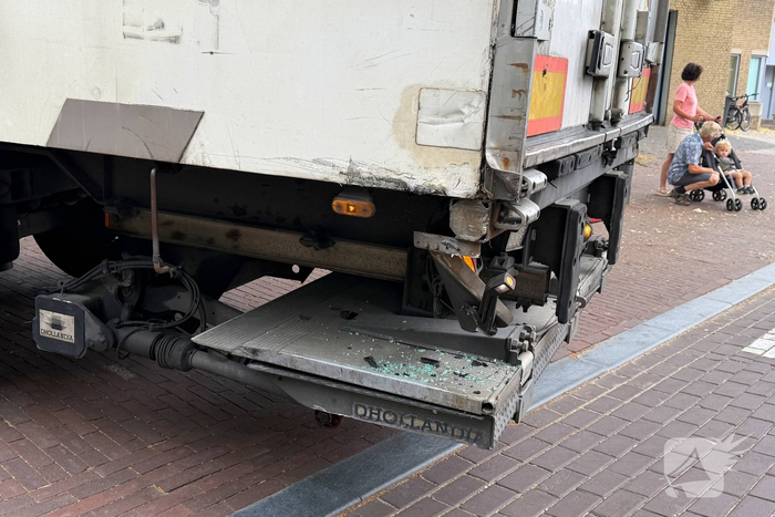 Aanrijding tussen vrachtwagen en bestelbus leidt tot gewonde