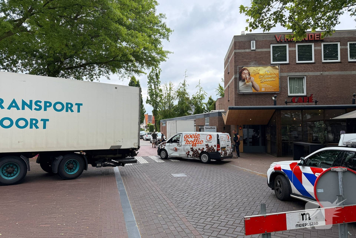 Aanrijding tussen vrachtwagen en bestelbus leidt tot gewonde