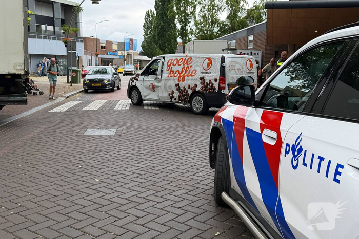 Aanrijding tussen vrachtwagen en bestelbus leidt tot gewonde