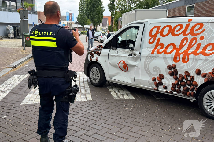 Aanrijding tussen vrachtwagen en bestelbus leidt tot gewonde