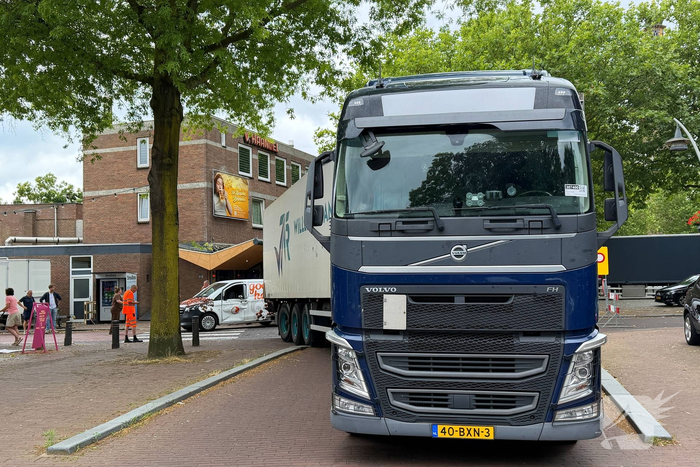 Aanrijding tussen vrachtwagen en bestelbus leidt tot gewonde