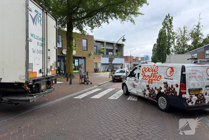 Aanrijding tussen vrachtwagen en bestelbus leidt tot gewonde