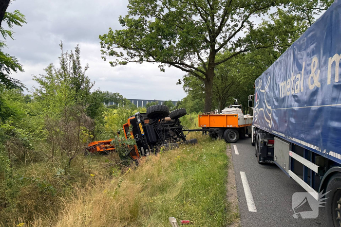 Vrachtwagen veroorzaakt ongeval met gewonde bestuurder