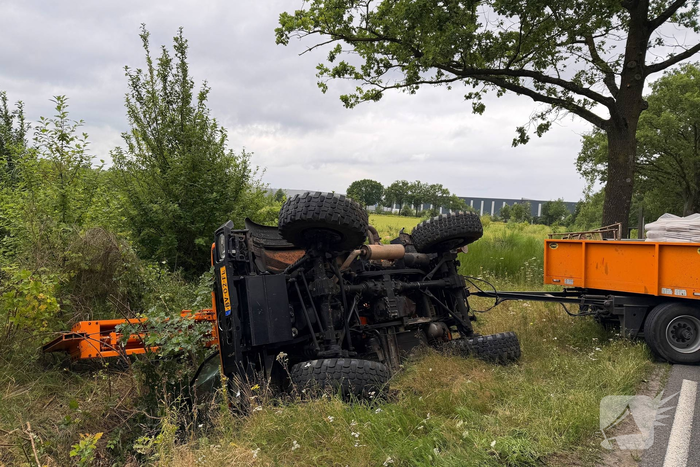 Vrachtwagen veroorzaakt ongeval met gewonde bestuurder