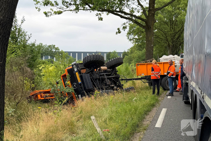 Vrachtwagen veroorzaakt ongeval met gewonde bestuurder