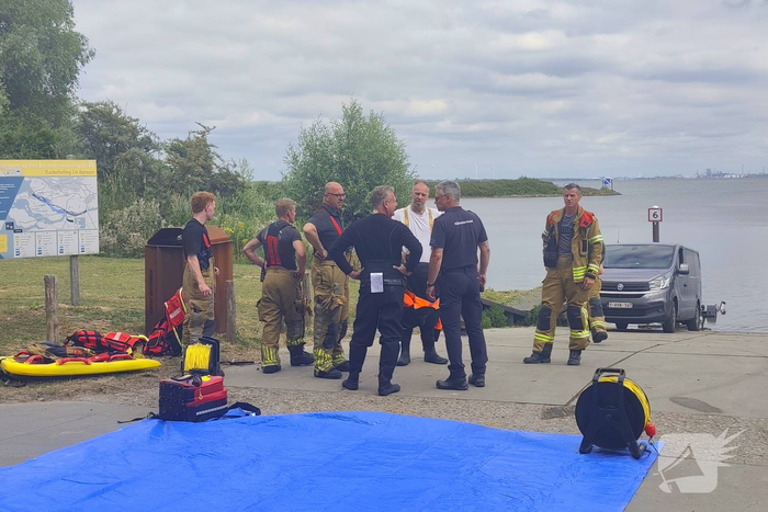 Persoon uit rivier gered nadat waterscooter zinkt