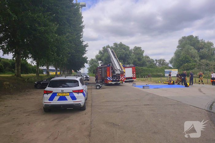 Persoon uit rivier gered nadat waterscooter zinkt