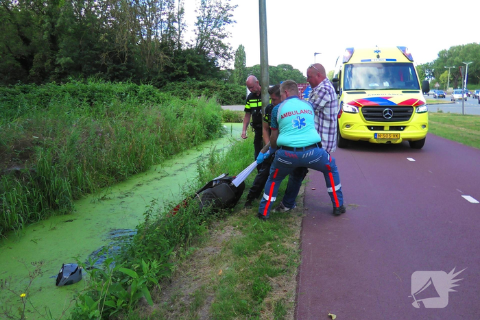 Persoon nagekeken na scooterongeval