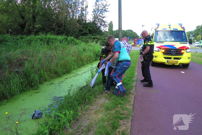 Persoon nagekeken na scooterongeval
