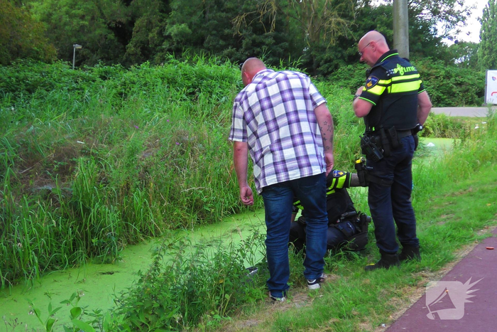 Persoon nagekeken na scooterongeval