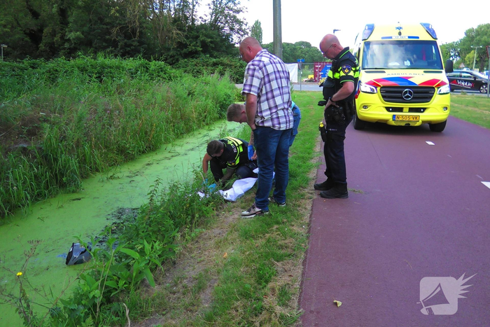 Persoon nagekeken na scooterongeval