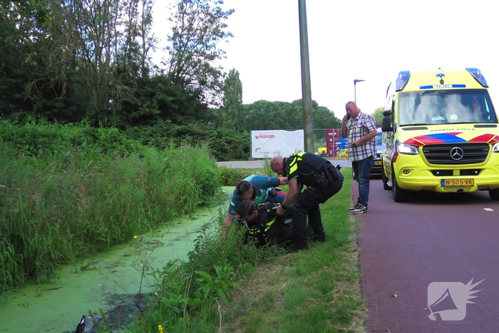 Persoon nagekeken na scooterongeval