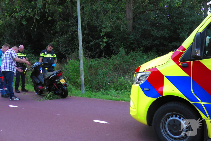 Persoon nagekeken na scooterongeval