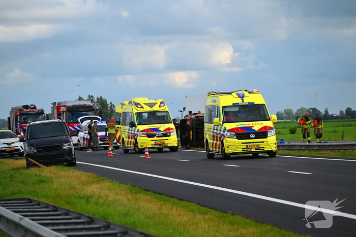 Ongeval tussen bedrijfsbussen leidt tot wegafsluiting