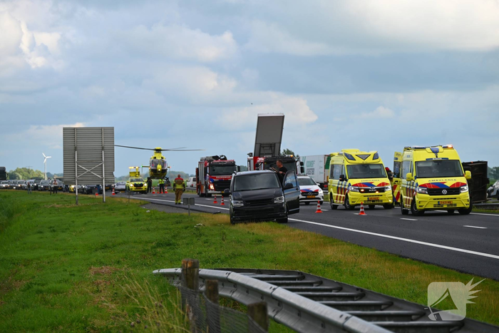 Ongeval tussen bedrijfsbussen leidt tot wegafsluiting