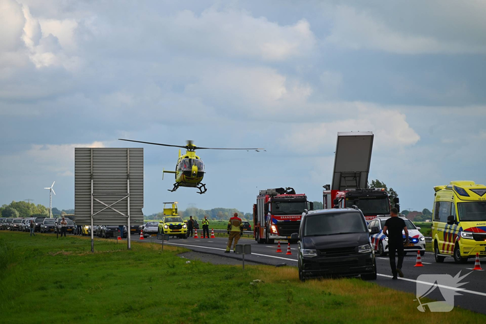 Ongeval tussen bedrijfsbussen leidt tot wegafsluiting