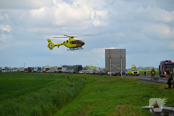 Ongeval tussen bedrijfsbussen leidt tot wegafsluiting