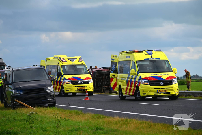 Ongeval tussen bedrijfsbussen leidt tot wegafsluiting