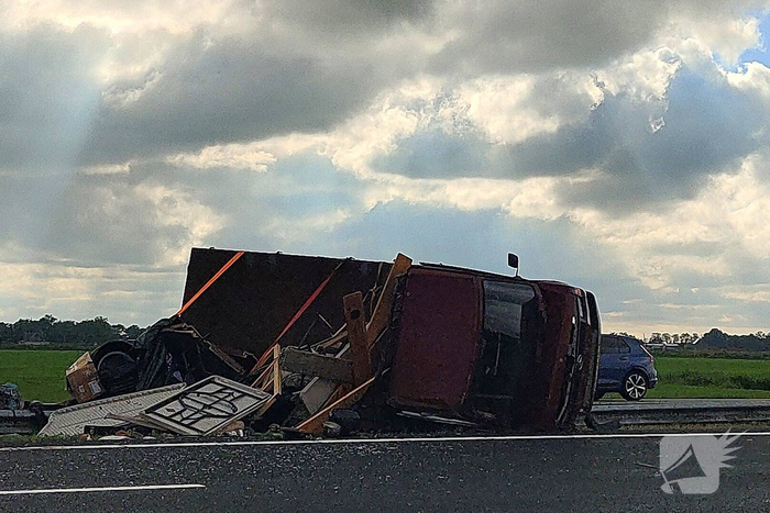 Ongeval tussen bedrijfsbussen leidt tot wegafsluiting
