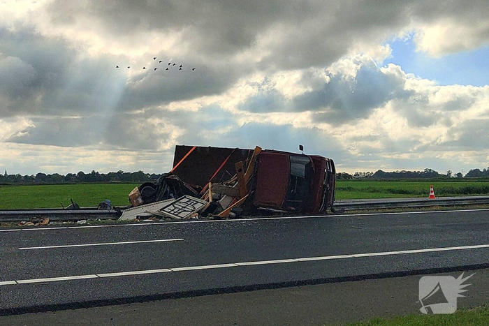 Ongeval tussen bedrijfsbussen leidt tot wegafsluiting