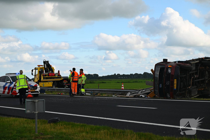 Ongeval tussen bedrijfsbussen leidt tot wegafsluiting