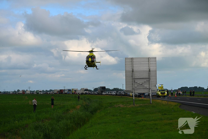 Ongeval tussen bedrijfsbussen leidt tot wegafsluiting