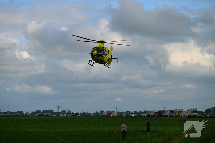 Ongeval tussen bedrijfsbussen leidt tot wegafsluiting