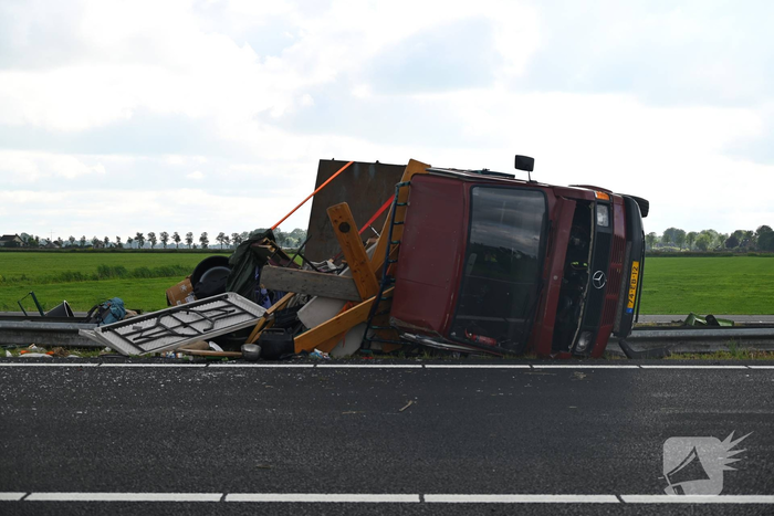 Ongeval tussen bedrijfsbussen leidt tot wegafsluiting