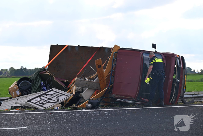 Ongeval tussen bedrijfsbussen leidt tot wegafsluiting