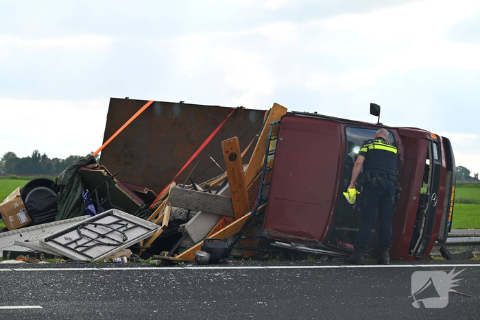 Ongeval tussen bedrijfsbussen leidt tot wegafsluiting