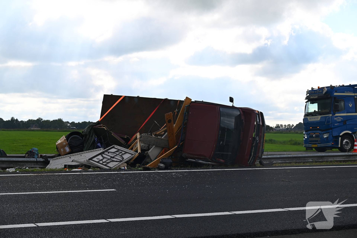 Ongeval tussen bedrijfsbussen leidt tot wegafsluiting