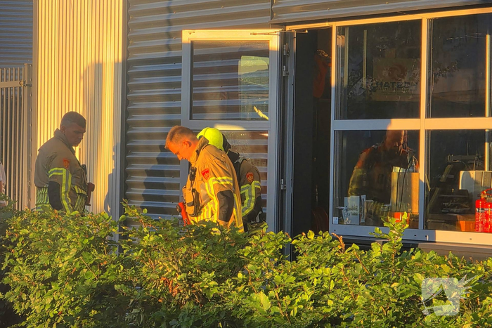Brand in bedrijfsgebouw snel onder controle