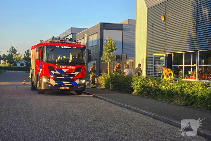 Brand in bedrijfsgebouw snel onder controle