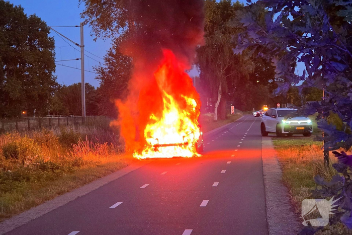 Auto volledig verwoest door brand