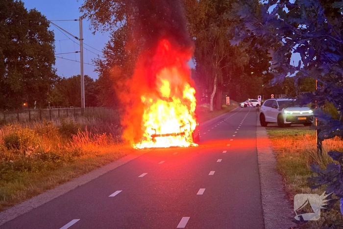 Auto volledig verwoest door brand