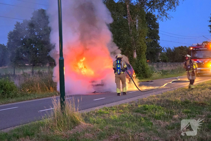 Auto volledig verwoest door brand