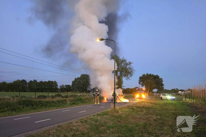 Auto volledig verwoest door brand