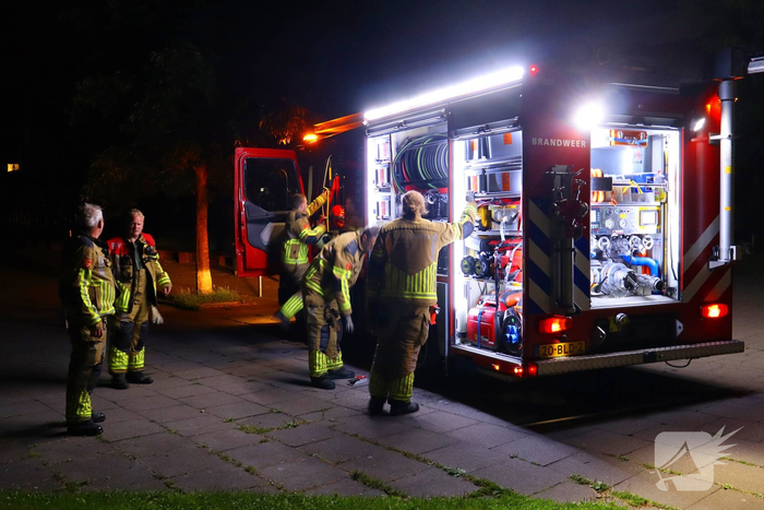 Scooter in brand bij een school