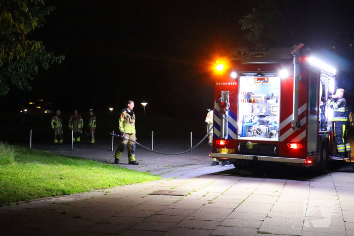 Scooter in brand bij een school