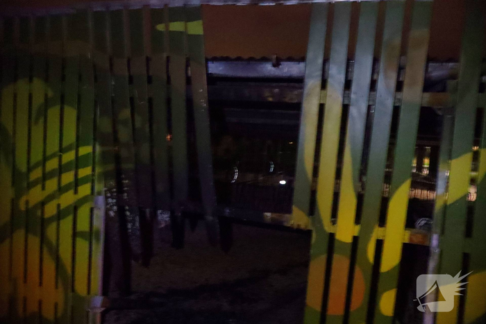 Scooter in brand bij een school