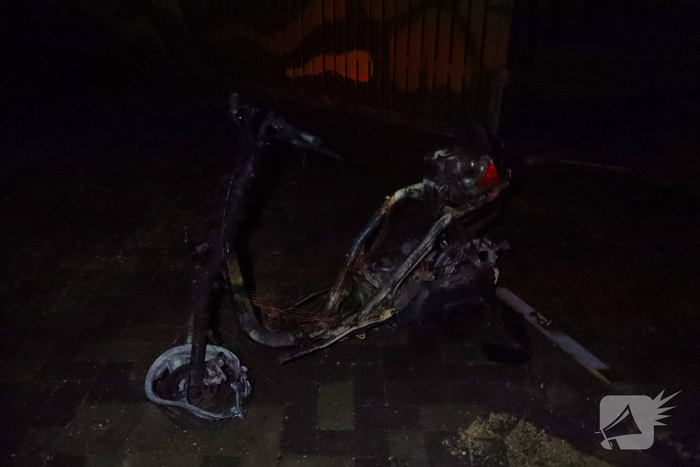 Scooter in brand bij een school