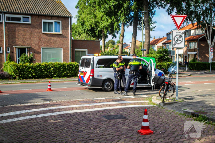 Bestuurder rijdt door na aanrijding met fietser